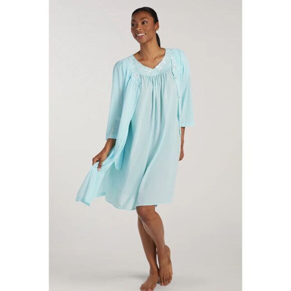 Miss Elaine Classics Size medium light blue  button up robe Nightgown‎ pockets